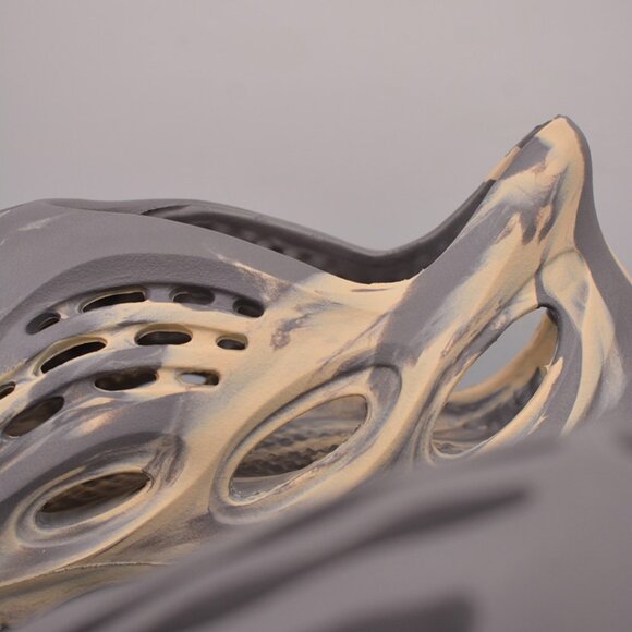 Yeezy Foam Runner Grey Clogs - Picture 8 of 9